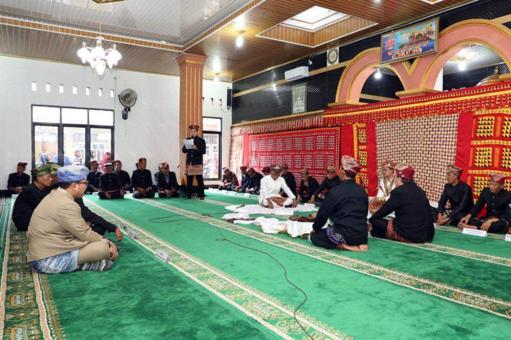 Prosesi adat Gawi Nyambai Bujenong Jakhu Makhga Keratuan Darah Putih, di Lamban Balak, Desa Kuripan, Kecamatan Penengahan, Lampung Selatan (Dok.Humas Lamsel)