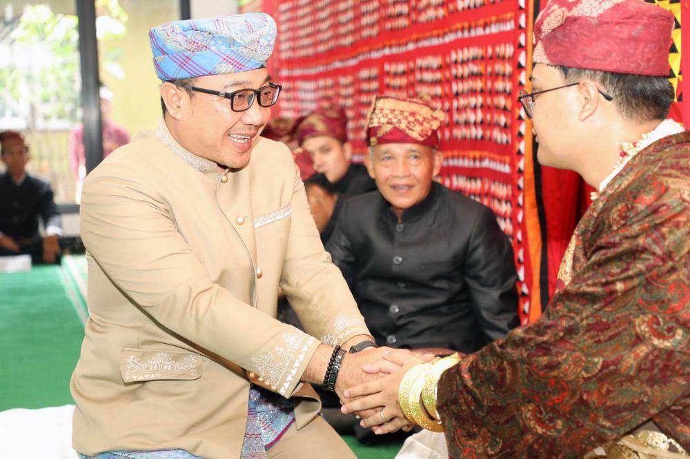 Prosesi adat Gawi Nyambai Bujenong Jakhu Makhga Keratuan Darah Putih, di Lamban Balak, Desa Kuripan, Kecamatan Penengahan, Lampung Selatan (Dok.Humas Lamsel)