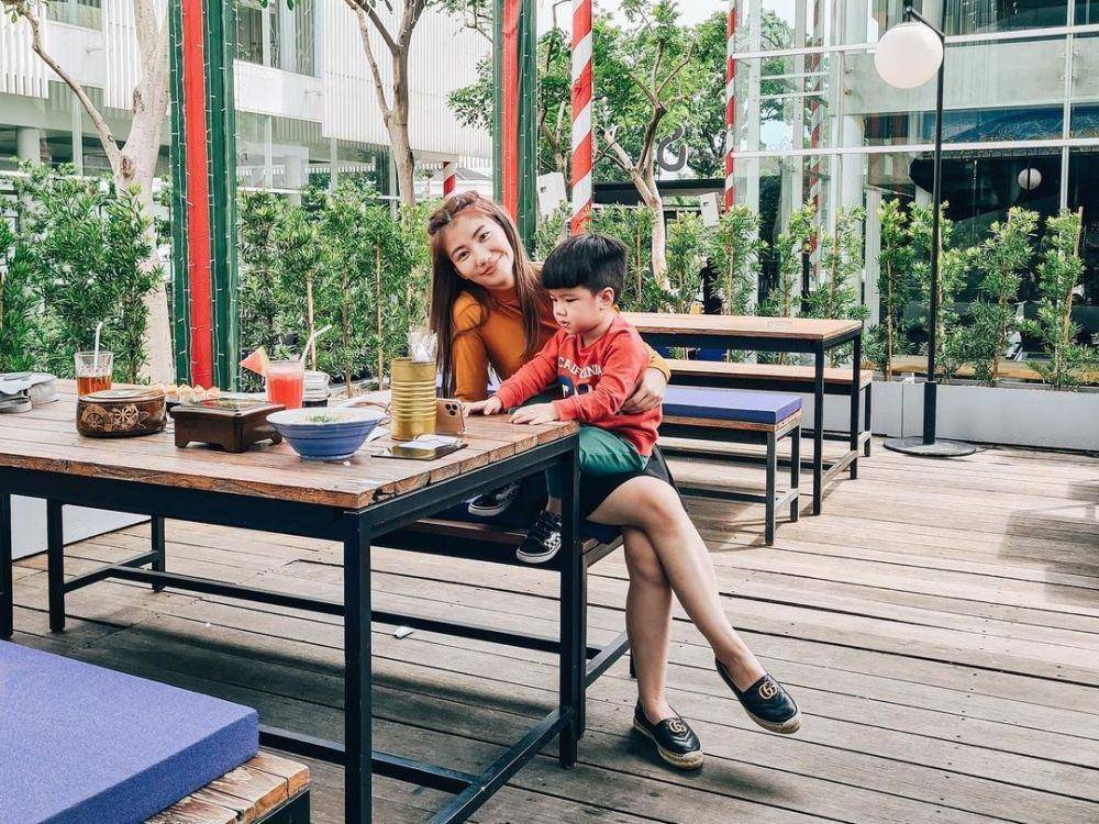 Potret Devy Natalia bersama sang buah hati. (dok. Hypefast)