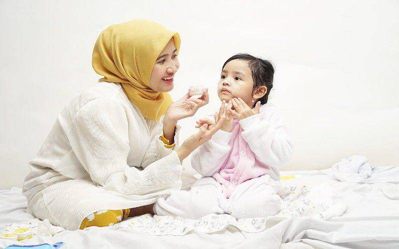 Potret Sheyla Taradia Habib bersama sang buah hati. (dok. Hypefast)