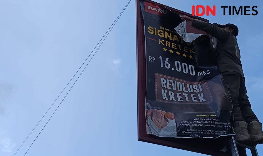 Satpol PP Balikpapan Bongkar Ratusan Reklame Iklan Rokok, Kenapa?
