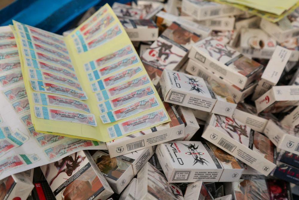 Peredaran rokok ilegal dalam jumlah besar di wilayah Banyuasin, Sumatra Selatan, pada Jumat (09/05). (Dok Bea Cukai)