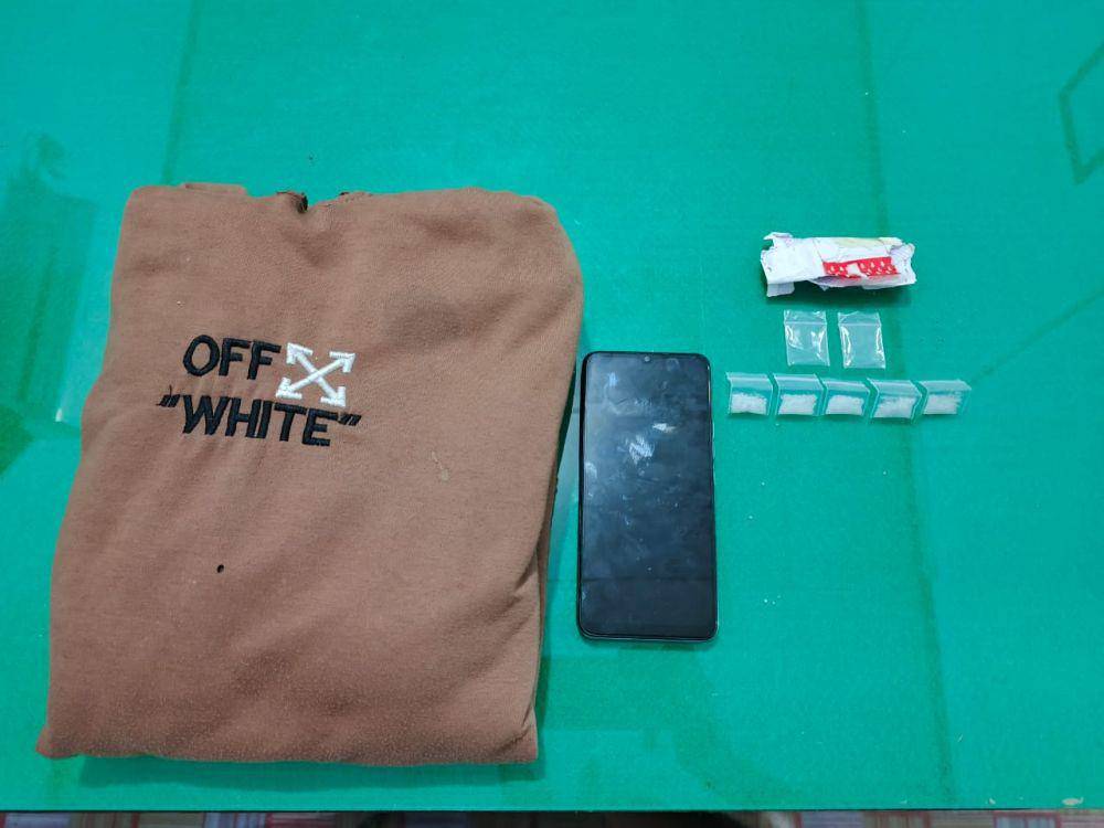 Sejumlah barang bukti yang disita dari tangan J, termasuk 5 paket sabu siap edar. (Dok. Polres Kukar)