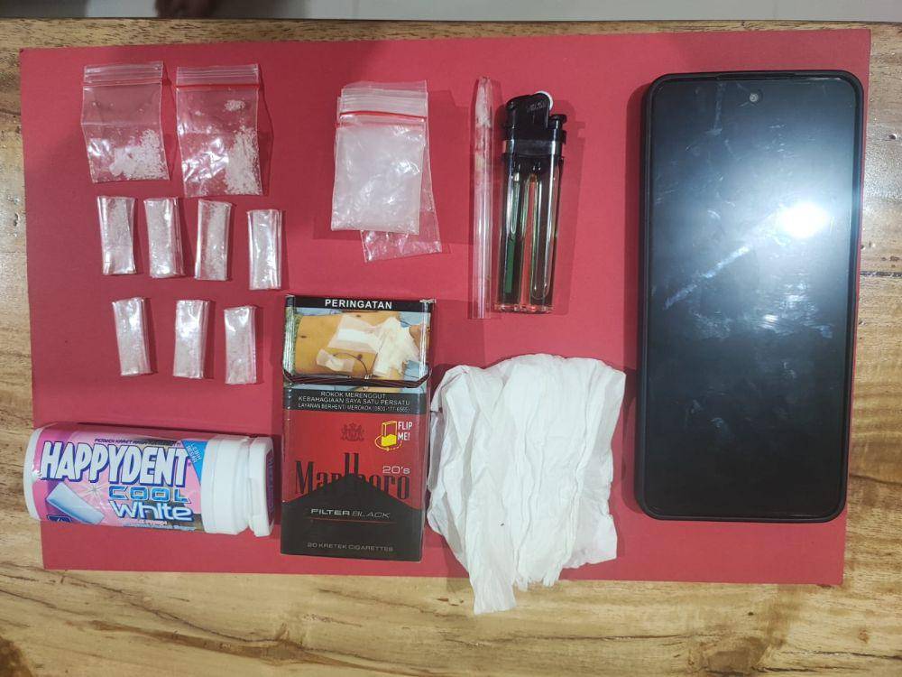 Deretan barang bukti yang disita polisi dari tersangka ER. (Dok. Polres Kukar)