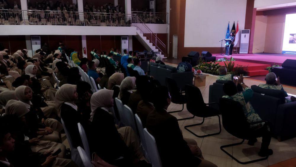 Wakil Menteri Pariwisata Ni Luh Puspa menyampaikan kuliah umum di Poltekpar Makassar, Kamis (15/5/2025). (Dok. Istimewa)