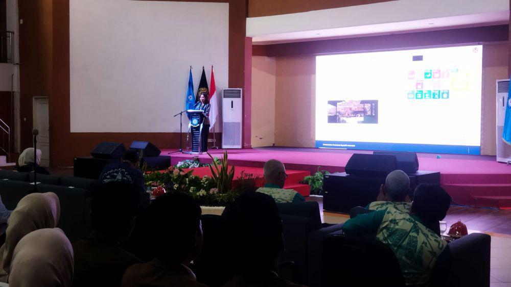Wakil Menteri Pariwisata Ni Luh Puspa menyampaikan kuliah umum di Poltekpar Makassar, Kamis (15/5/2025). (Dok. Istimewa)