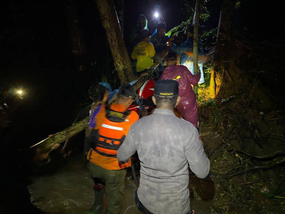 Proses pencarian korban hilang terseret arus di Tulungagung. IDN Times/istimewa