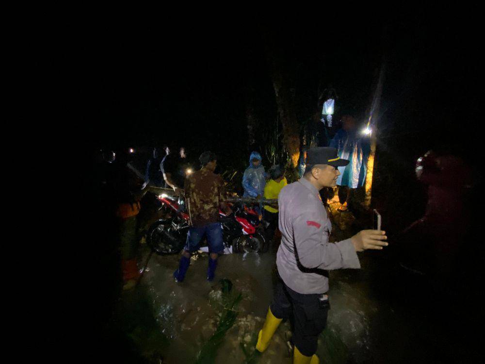 Proses pencarian korban hilang terseret arus di Tulungagung. IDN Times/istimewa