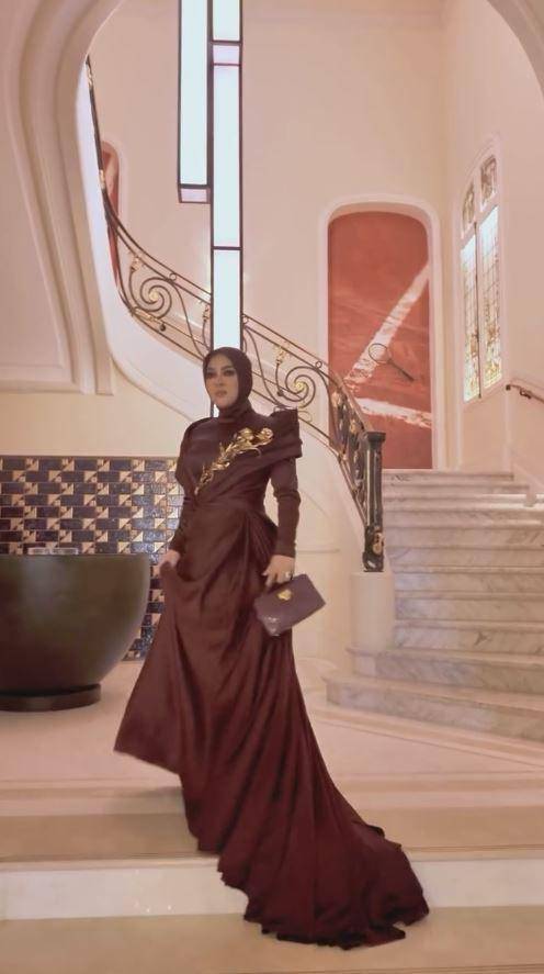 Syahrini (instagram.com/princessyahrini)