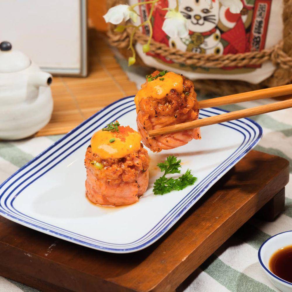 Salmon Volcano Bomb (instagram.com/sushihiro_id)