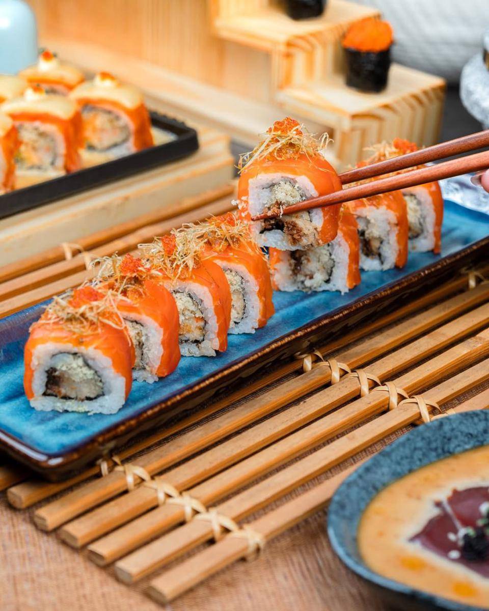 Salmon Fire Roll (instagram.com/sushihiro_id)