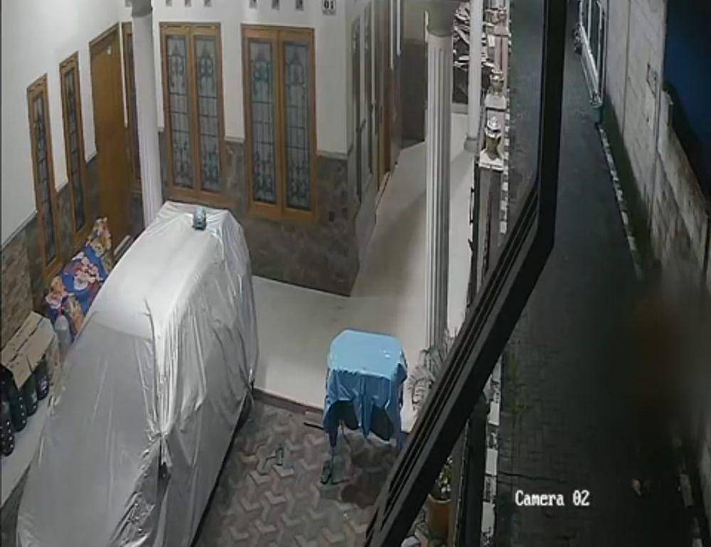 Rekaman CCTV aksi maling tanpa busana di Malang. (IDN Times/Istimewa)