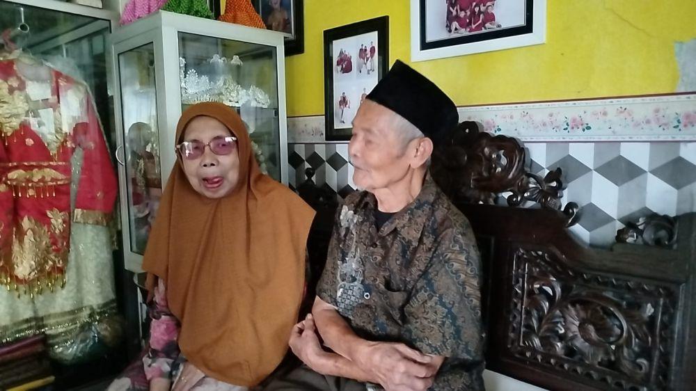 Said dan Kasiatun saat ditemui di kediamannya. (IDN Times/Rizal Adhi Pratama)