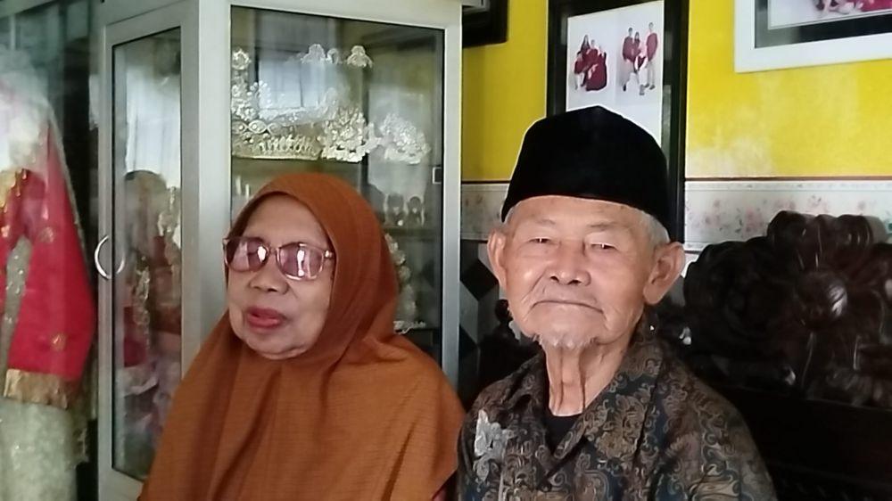 Said dan Kasiatun saat ditemui di kediamannya. (IDN Times/Rizal Adhi Pratama)