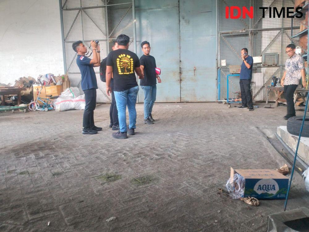 Polda Jatim Kembali Geledah Gudang Sentoso Seal, Bawa Server dan CCTV