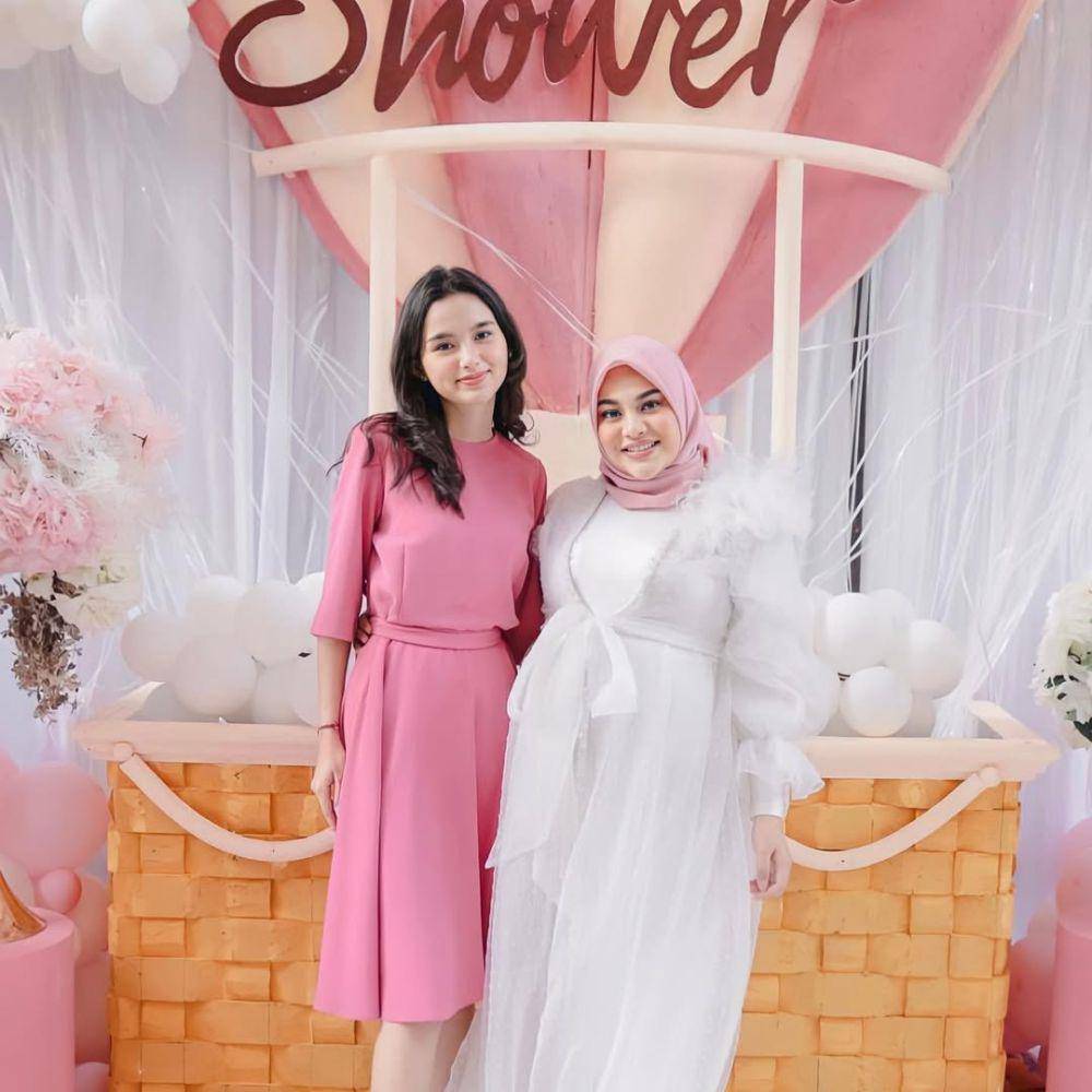 referensi feminine style ala Sarah Menzel (instagram.com/ssarah_menzel)