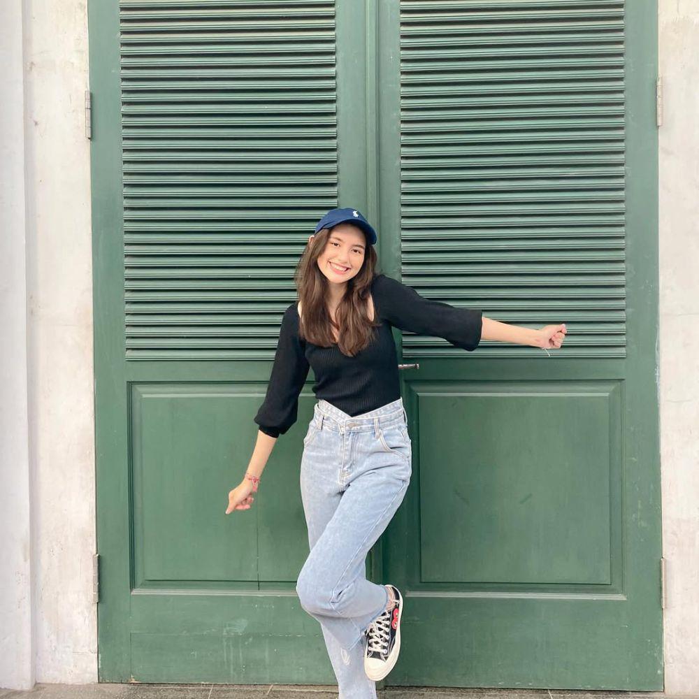 mix and match outfit hitam ala Sarah Menzel (instagram.com/ssarah_menzel)
