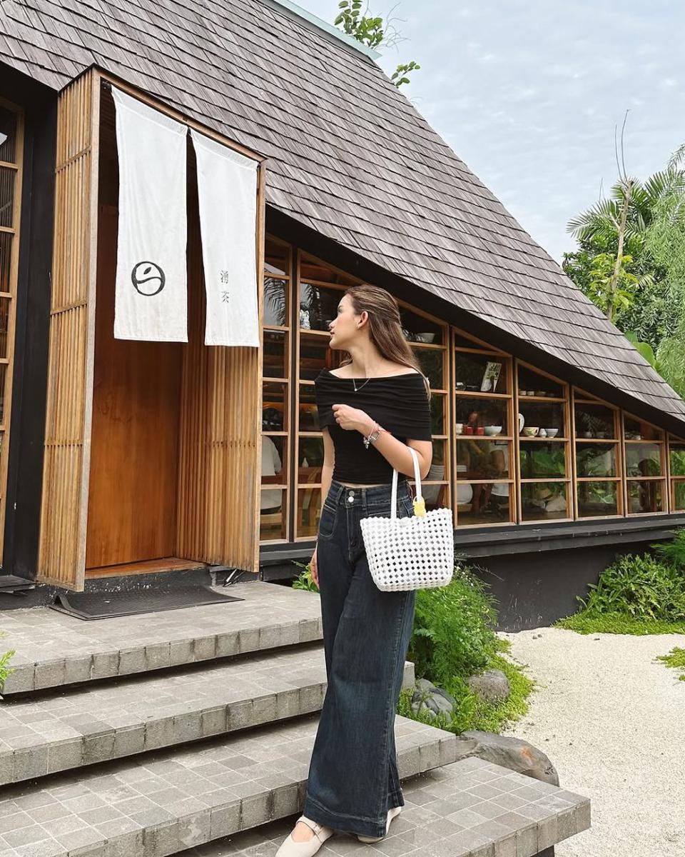 mix and match outfit hitam ala Sarah Menzel (instagram.com/ssarah_menzel)