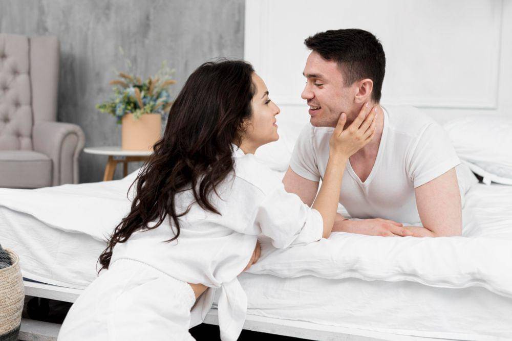 Ilustrasi pasangan saling memandang (freepik.com/freepik)