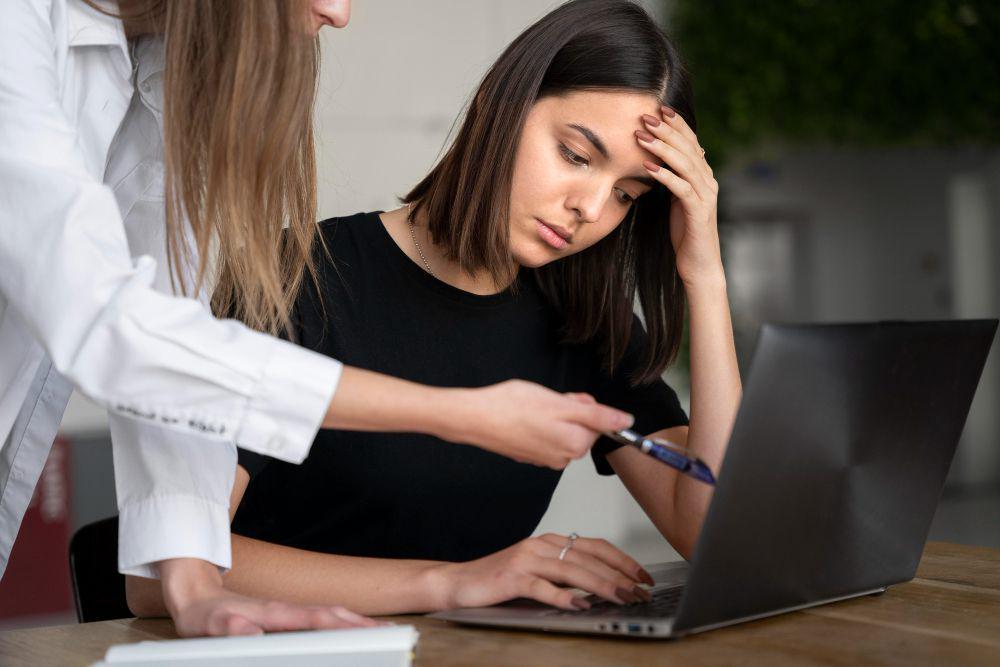 ilustrasi perempuan burnout (freepik.com/freepik)