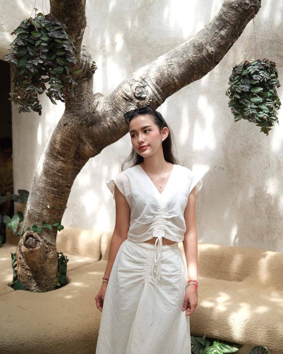 referensi feminine style ala Sarah Menzel (instagram.com/ssarah_menzel)