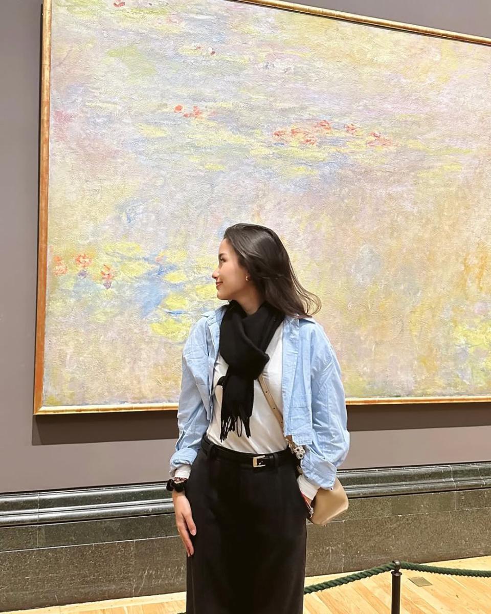 mix and match outfit hitam ala Sarah Menzel (instagram.com/ssarah_menzel)