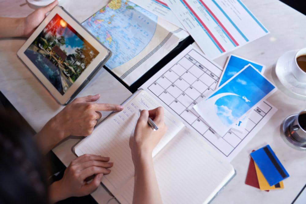 Potret orang sedang membuat itinerary