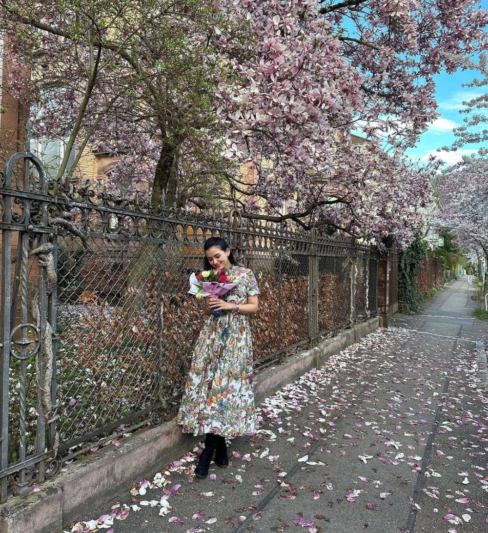 referensi feminine style ala Sarah Menzel (instagram.com/ssarah_menzel)