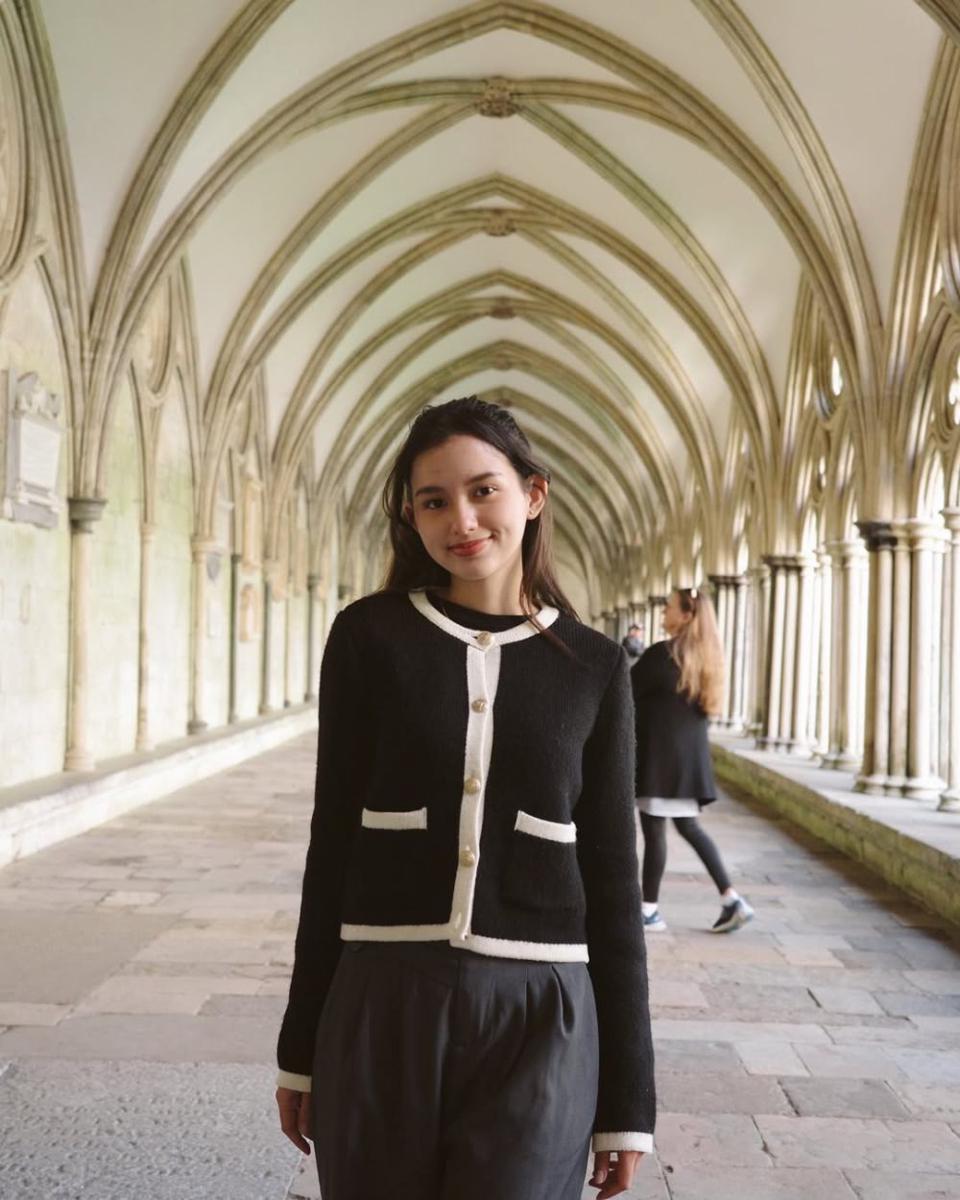 mix and match outfit hitam ala Sarah Menzel (instagram.com/ssarah_menzel)