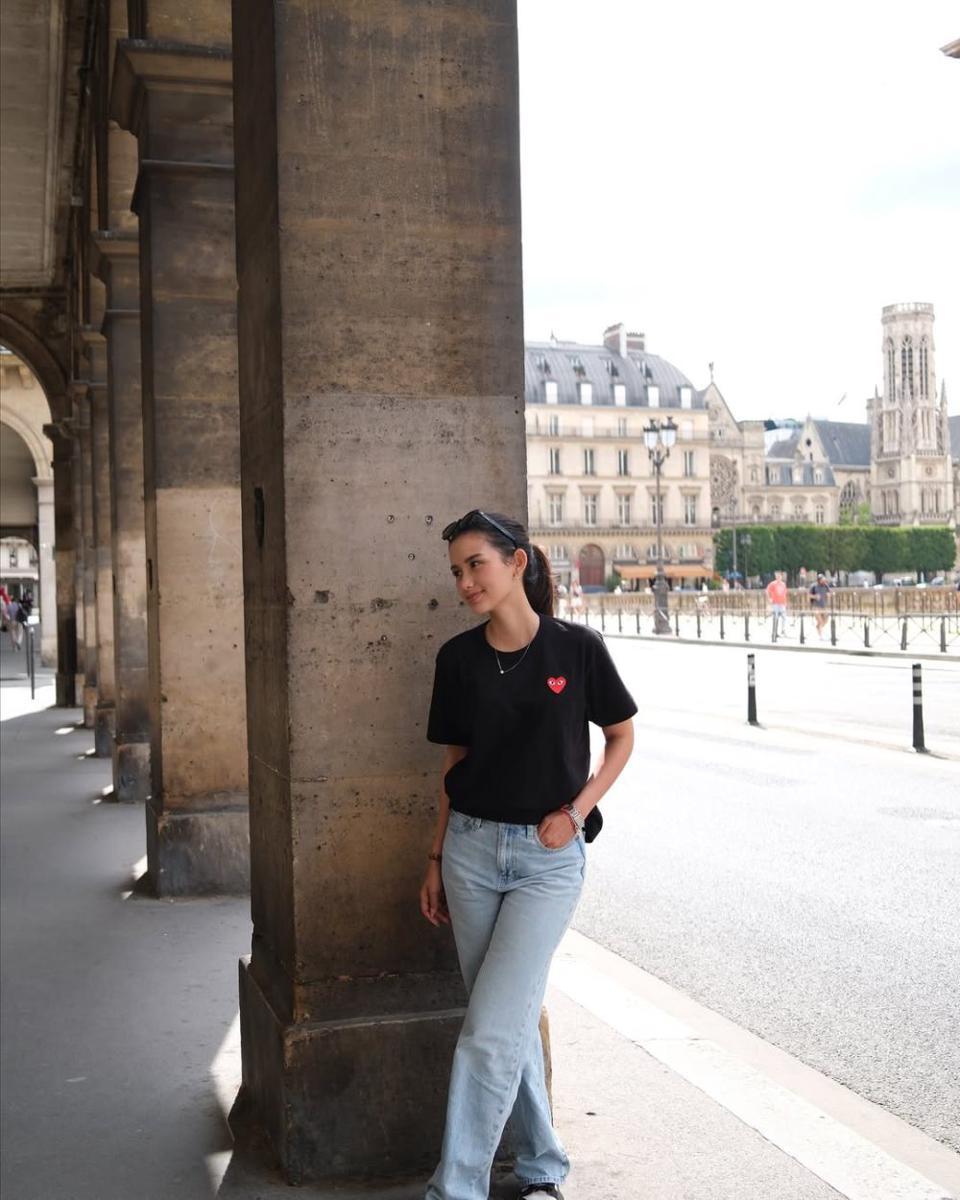 mix and match outfit hitam ala Sarah Menzel (instagram.com/ssarah_menzel)