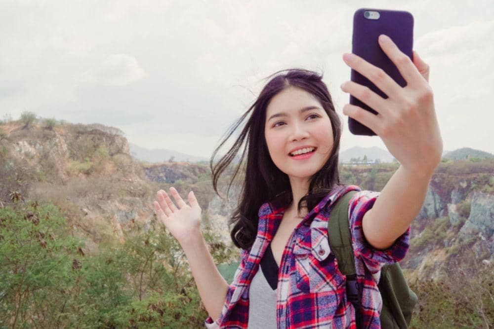 ilustrasi seorang travel blogger. (Freepik/tirachardz)