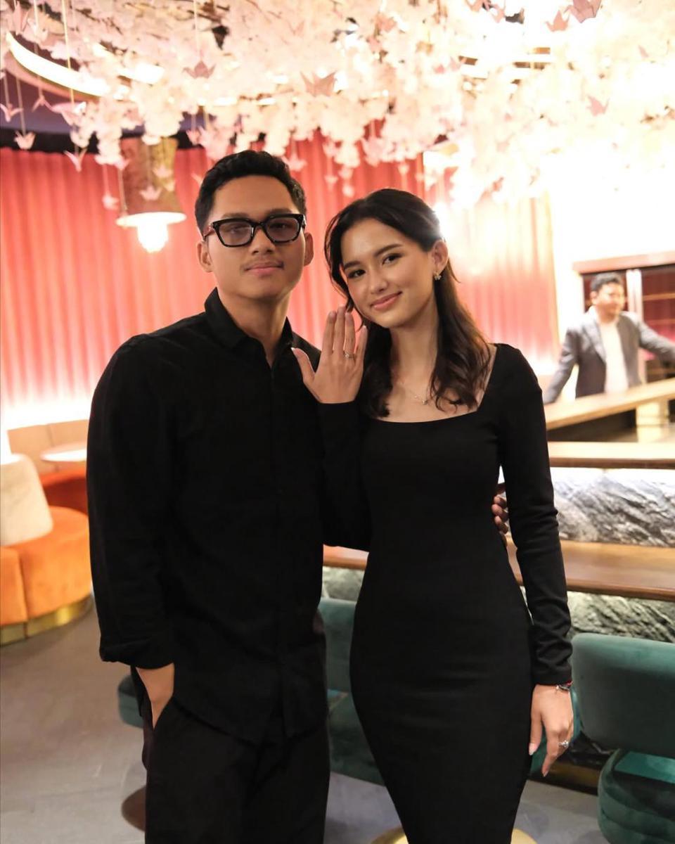 mix and match outfit hitam ala Sarah Menzel (instagram.com/ssarah_menzel)