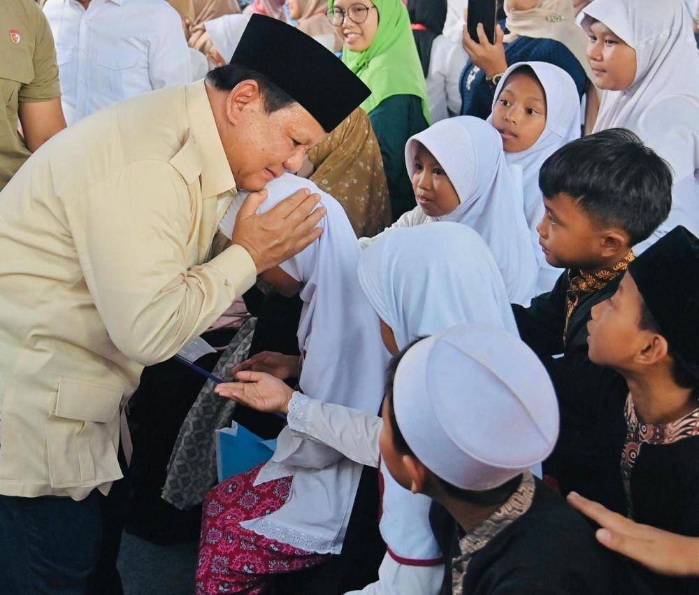 Dalam rangka memperingati Hari Pendidikan Nasional (Hardiknas) 2025, Presiden Republik Indonesia Prabowo Subianto secara resmi memulai empat program strategis pemerintah sebagai bagian dari Program Hasil Terbaik Cepat (PHTC) di sektor pendidikan.  (Dok. Kemdikdasmen)