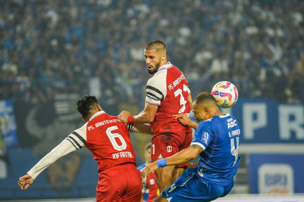Pesepak bola Persib Bandung Gustavo Franca (kanan) berebut bola udara dengan pesepak bola Barito Putera Murilo Mendes (tengah) dan Tegar Infantrie (kiri) saat pertandingan BRI Liga 1 di Stadion Gelora Bandung Lautan Api (GBLA), Bandung, Jawa Barat, Jumat (9/5/2025). ANTARA FOTO/Raisan Al Farisi/agr