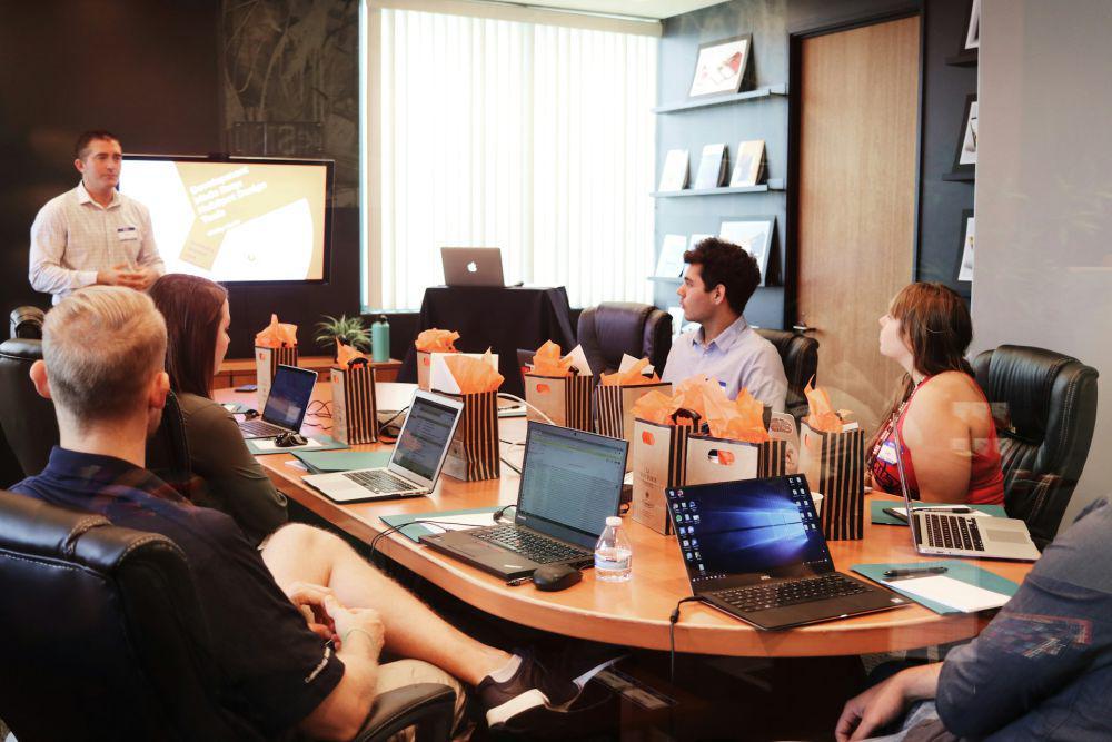 ilustrasi sedang rapat organisasi (unsplash.com/Campaign Creators)
