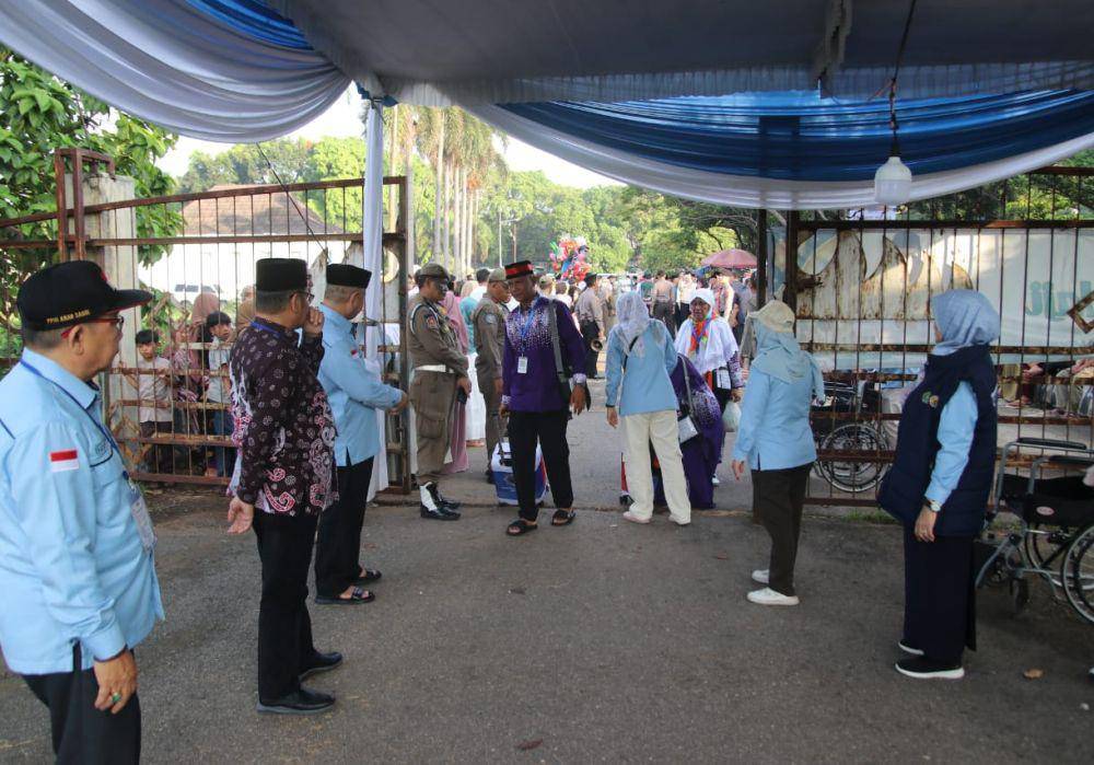 Kedatangan 393 jemaah calon haji kelompok terbang (Kloter) 38 JKG asal Kota Bandar Lampung ke Asrama Haji Lampung. (Dok. Kanwil Kemenag Lampung).