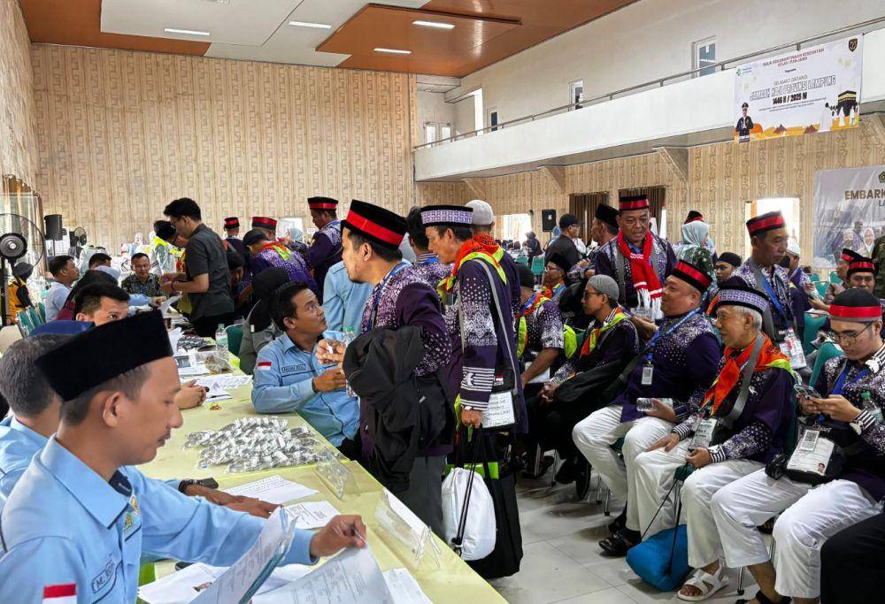 Kedatangan 393 jemaah calon haji kelompok terbang (Kloter) 38 JKG asal Kota Bandar Lampung ke Asrama Haji Lampung. (Dok. Kanwil Kemenag Lampung).