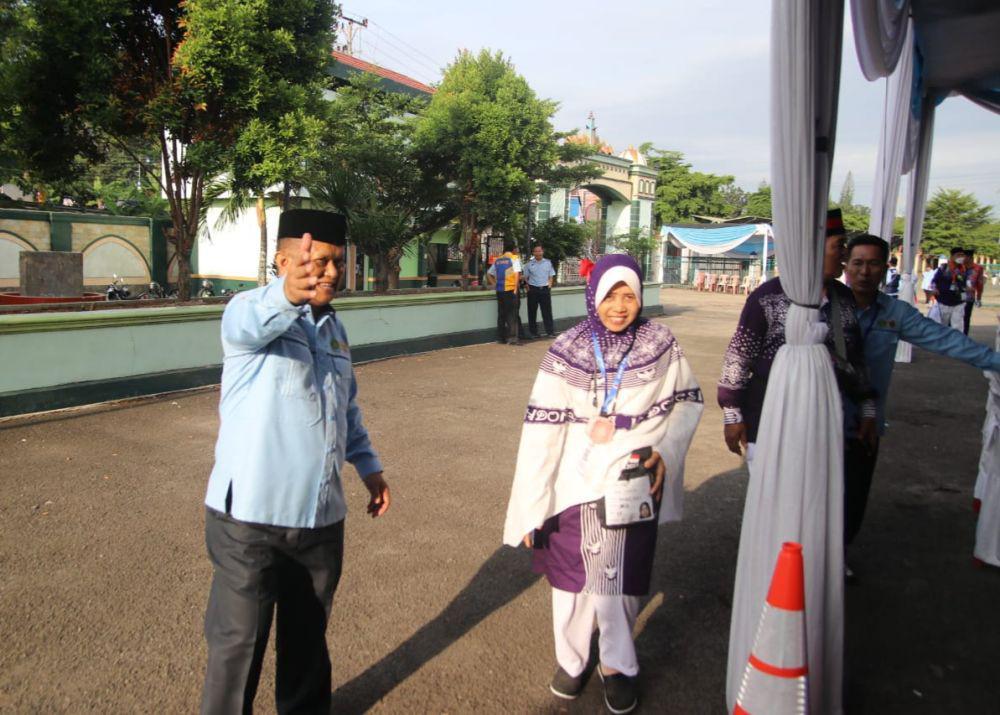 Kedatangan 393 jemaah calon haji kelompok terbang (Kloter) 38 JKG asal Kota Bandar Lampung ke Asrama Haji Lampung. (Dok. Kanwil Kemenag Lampung).