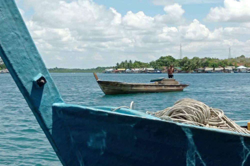 Warga Kampung Tenggel, Pulau Poto, Bintan, Kepulauan Riau saat akan memasang bubu ikan (IDN Times/Putra Gema Pamungkas)