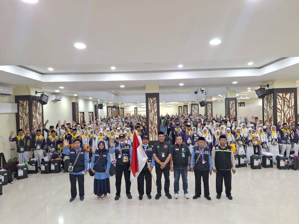 Pelepasan secara resmi jemaah kloter 21 di Aula Mina Asrama Haji Sudiang, Jumat (16/5/2025). (Dok. Humas Kemenag Sulsel)