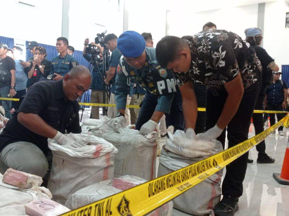 Petugas saat membuka barang bukti kokain (IDN Times/Putra Gema Pamungkas)