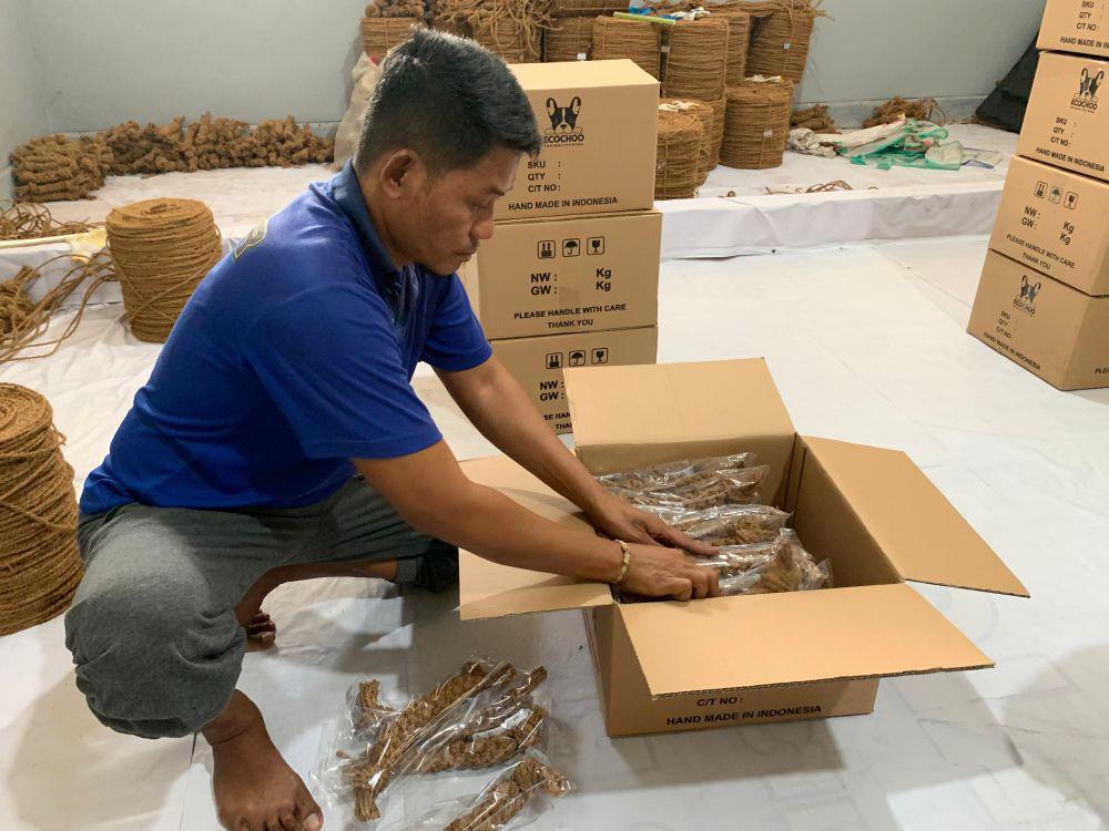 Proses pengemasan coco rope dari serabut kelapa di Lapas Kedungpane Semarang. (IDN Times/Dok Humas Lapas Kedungpane Semarang)