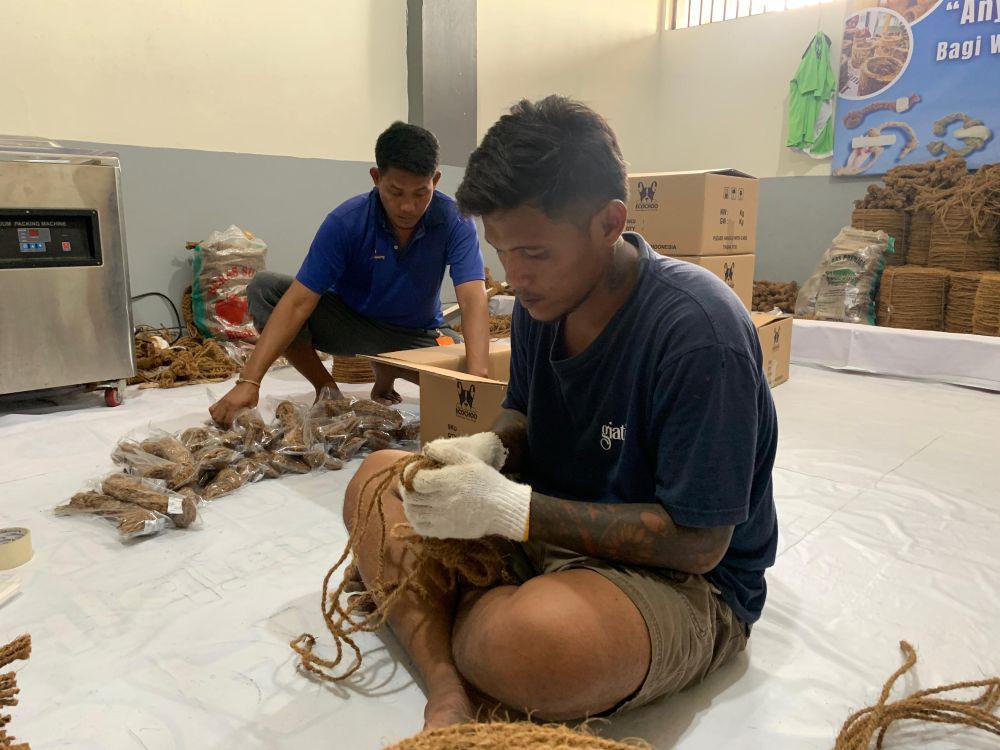 Seorang narapidana Lapas Kedungpane Semarang telaten menganyam serabut kelapa menjadi coco rope. (IDN Times/Dok Humas Lapas Kedungpane Semarang)