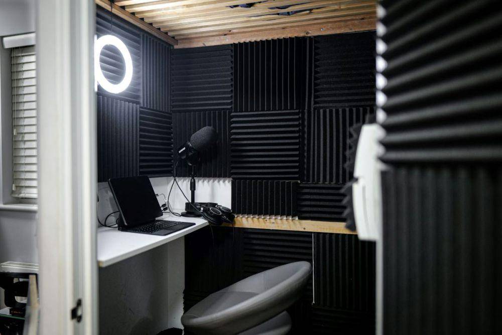 ilustrasi kamar kedap suara untuk ngonten (unsplash.com/James McKinven)