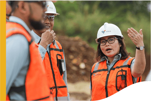 Chief Executive Officer (CEO) PT Vale, Febriany Eddy sedang memberikan arahan kepada jajarannya (vale.com)
