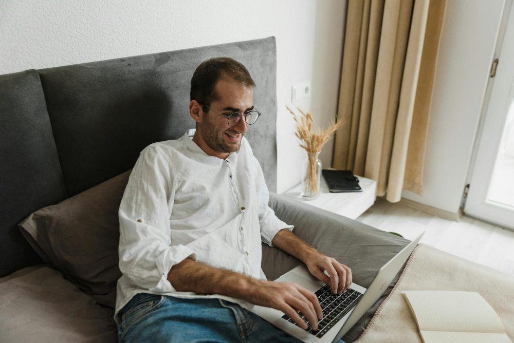 5 Tanda Kamu Kecanduan Shallow Work, Bikin Gak Ada Progres