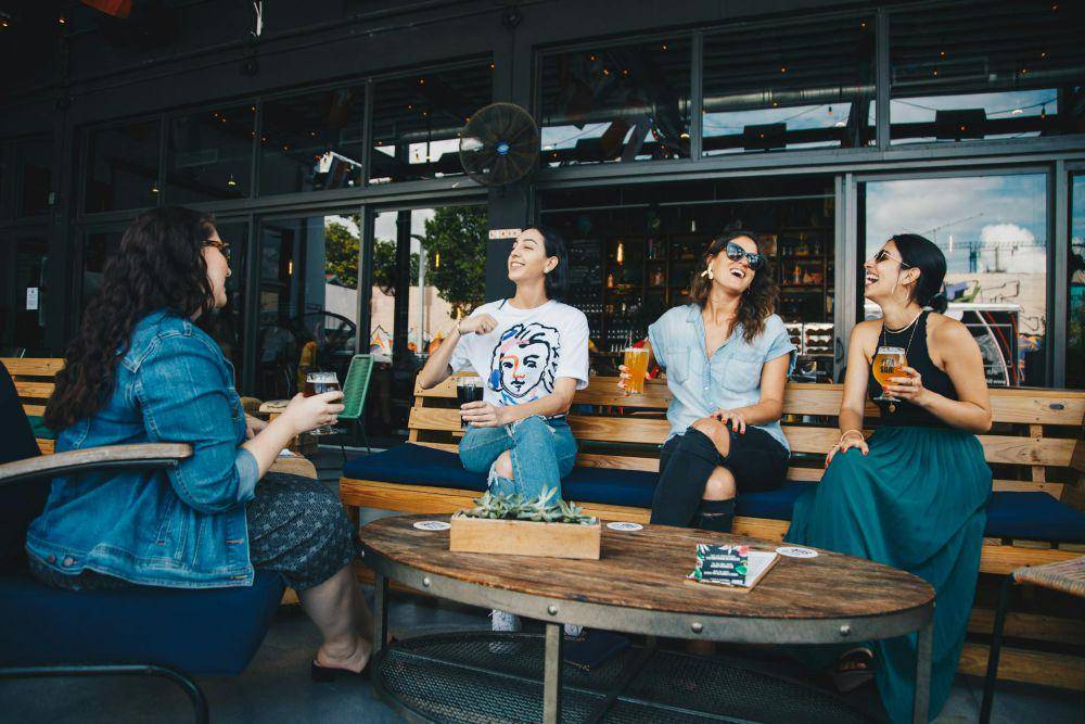 ilustrasi ke cafe bersama sahabat (pexels.com/ELEVATE)