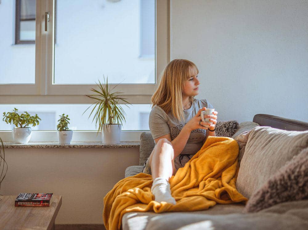 ilustrasi perempuan duduk di sofa (pexels.com/Grafik Bock)