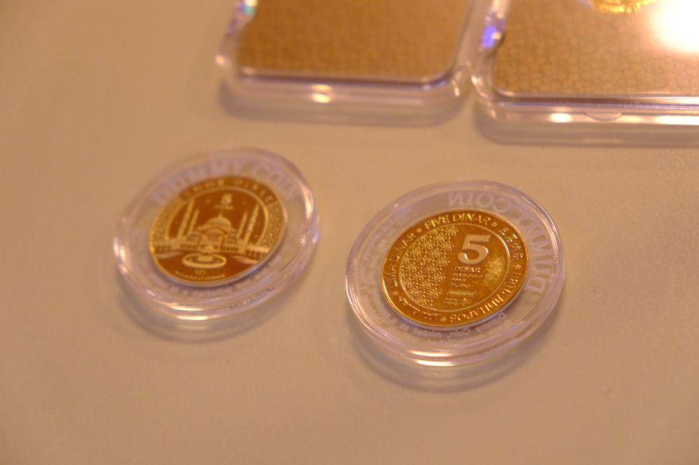 PERURI membuat emas batangan (Rana Gold Bar) dan dinar (Noor Dinar) untuk Rana Precious Metal. (dok. PERURI)
