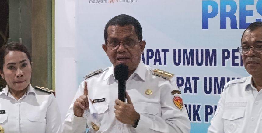 Gubernur NTT Melki Laka Lena saat konferensi pers usai RUPS Bank NTT. (IDN Times Putra Bali Mula)